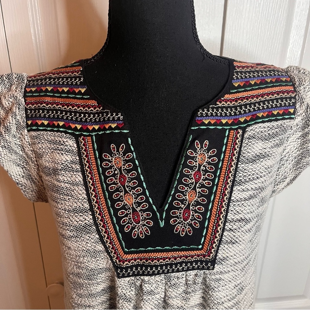 THML Anthropologie Black Embroidered Cheyenne Shift Dress M Boho Aztec V Neck - Picture 2 of 9